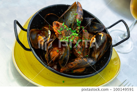 Stewed molluscs a la marinera with greens 100149591