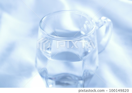 清水、清水、玻璃水、白色背景、空白、文本空間 清水、清水、玻璃水、白色背景、空白、文本空間 100149820