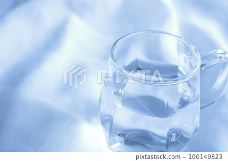 清水、清水、玻璃水、白色背景、空白、文本空間 清水、清水、玻璃水、白色背景、空白、文本空間 100149823