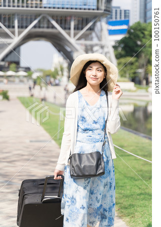 A young woman pulling a suitcase and sightseeing in Nagoya A young woman pulling a suitcase and sightseeing in Nagoya 100150761