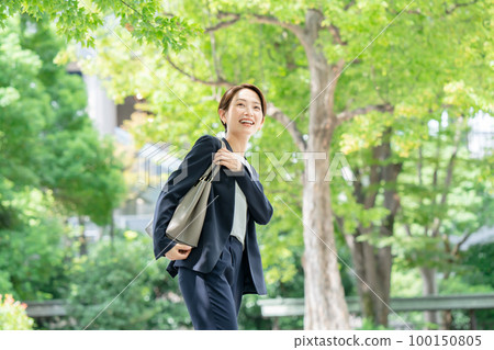 新鮮綠色的女商人 100150805