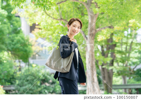 Business women fresh green Business women fresh green 100150807