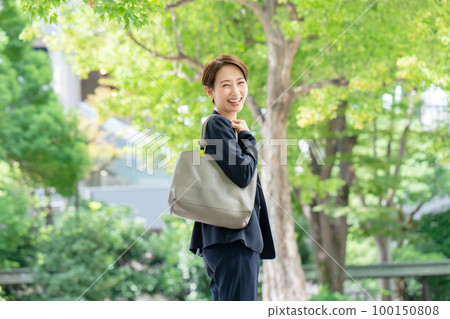 新鮮綠色的女商人 100150808