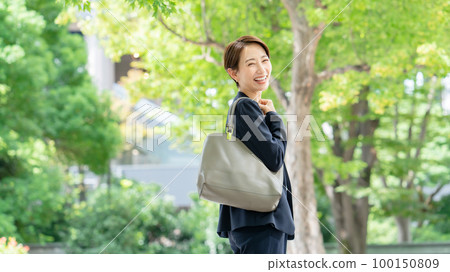 新鮮綠色的女商人 100150809