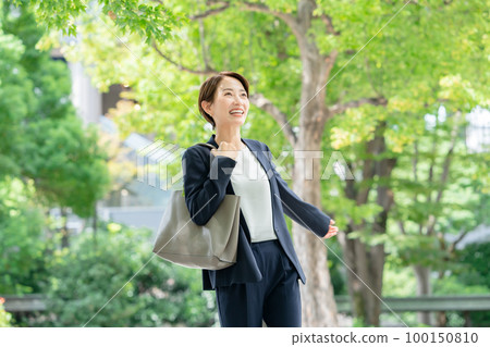 新鮮綠色的女商人 100150810
