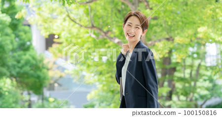 新鮮綠色的女商人 100150816