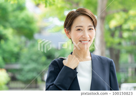 新鮮綠色的女商人 100150823