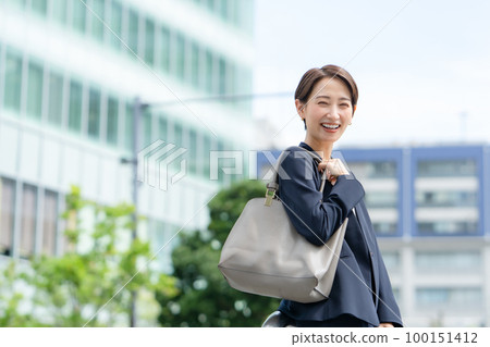 Business woman office district Business woman office district 100151412