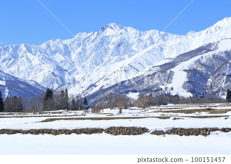 Hakuba in winter, sunny Northern Alps 100151457