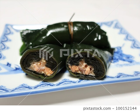 Salmon Belly Wrapped in Kelp, Cut 100152144