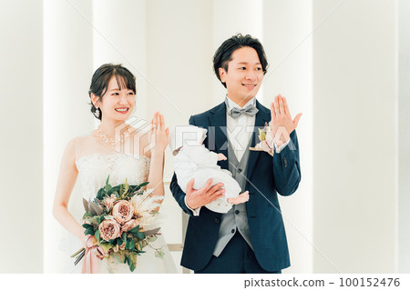 Bride and groom who hold a wedding ceremony with a baby at a wedding hall (ring exchange, congratulatory marriage, happy marriage, papa mama marriage) 100152476