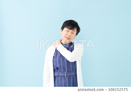 僵硬的肩膀高級女性正面 100152575
