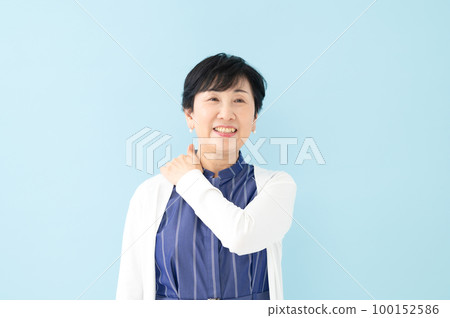 僵硬的肩膀高級女性正面 100152586