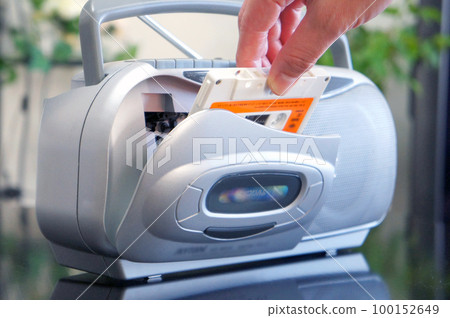 Set the cassette tape on the radio cassette player Set the cassette tape on the radio cassette player 100152649
