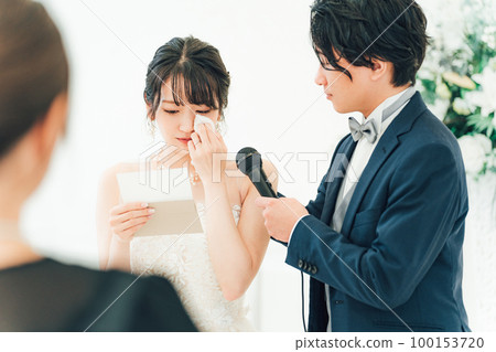 Bride/bride reading a letter to parents at a wedding (mother/bride's letter/crying) 100153720