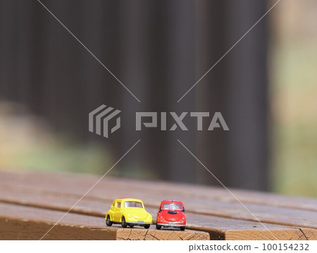 景觀與微型車、桌子和 sub-rok 100154232