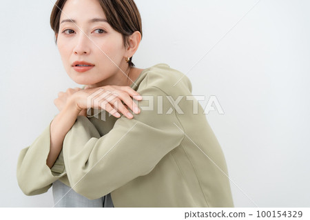 站著膝蓋美女的女人 100154329