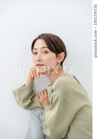 站著膝蓋美女的女人 100154338