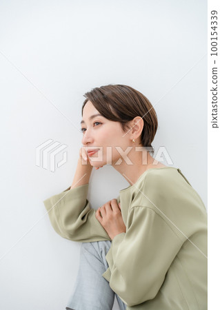 站著膝蓋美女的女人 100154339