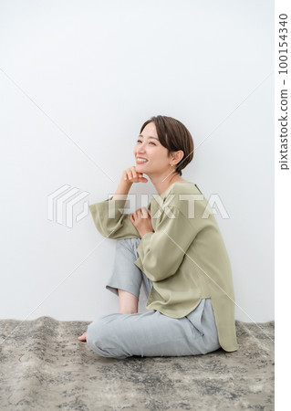 站著膝蓋美女的女人 100154340