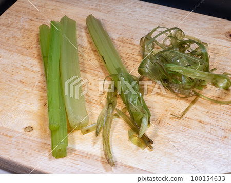 Boiled butterbur with the skin removed. Wild vegetables in season in spring. Boiled butterbur with the skin removed. Wild vegetables in season in spring. 100154633