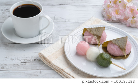 Cherry blossoms, Japanese sweets, and coffee｜Three-color dumplings (Hanami dumplings) and Sakuramochi (Domyoji) Spring Japanese sweets image 100155188