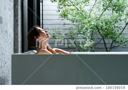 半沐浴的女人 100156019