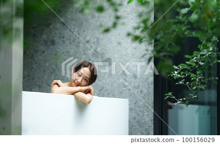 Half bathing woman 100156029