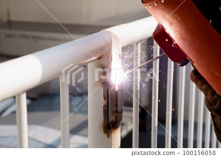 Gate hinge welding work 02 100156058