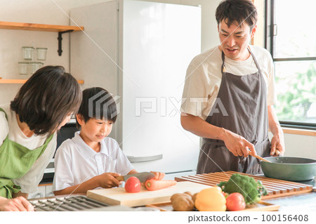 Couples, parents and children, families, men and women who cook and cook with their children in the kitchen at home Couples, parents and children, families, men and women who cook and cook with their children in the kitchen at home 100156408