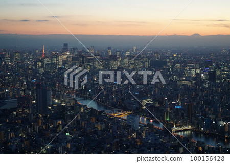 東京晴空塔觀景台 向東京塔出發的夜景 東京晴空塔觀景台 向東京塔出發的夜景 100156428