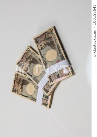 A bundle of bills 100156643