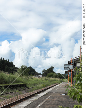 Ojiya City, Niigata Prefecture, JR Iiyama Line, Echigo Iwasawa Station in autumn when thunderheads spring up 100156744