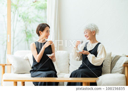 下午茶時間的母女 100156835