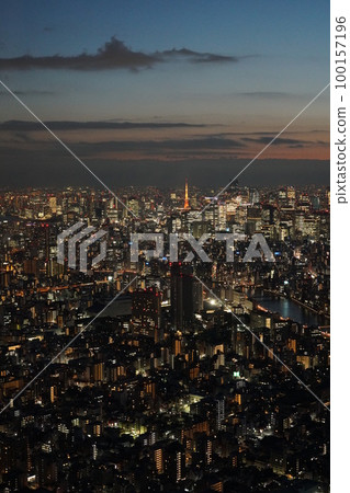往東京樹的東京晴空塔天文台夜景 100157196
