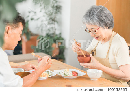 在家吃飯的老年夫婦(日本料理) 在家吃飯的老年夫婦(日本料理) 100158865