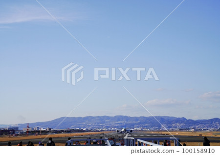 千里川的大阪豐中岸和從大阪國際機場起飛的飛機（從原田接近燈橋附近，深冬） 100158910