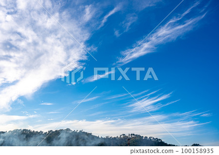 流動的雲彩藍天 100158935