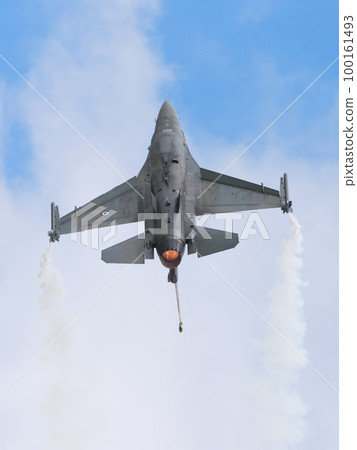 Greek Air Force F-16 demo team "Zeus" rises 100161493