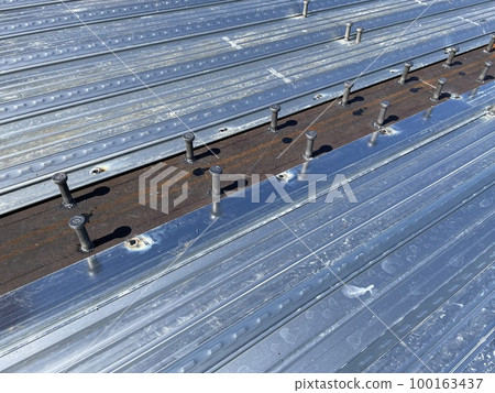 在鋼樑頂部安裝雙頭螺栓 100163437