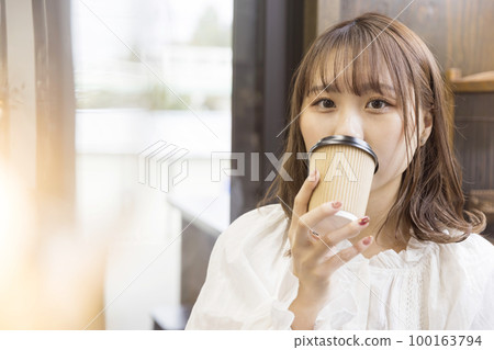 在咖啡館喝茶的年輕女子 在咖啡館喝茶的年輕女子 100163794