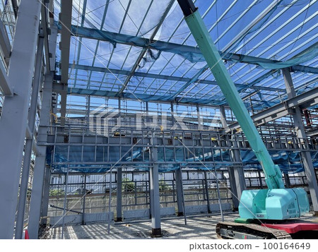 Construction work at a steel frame site using an aerial work platform Construction work at a steel frame site using an aerial work platform 100164649