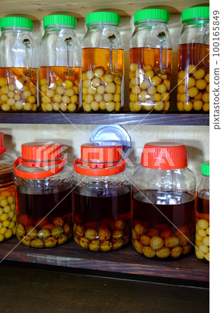 Storage of homemade fruit wine 100165849