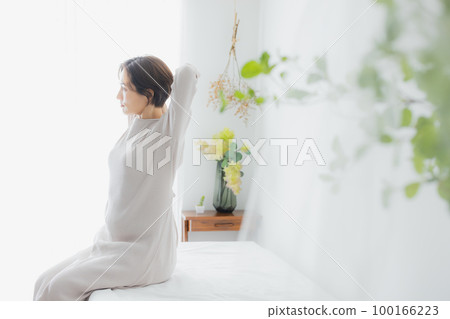 The woman in the bedroom　 100166223