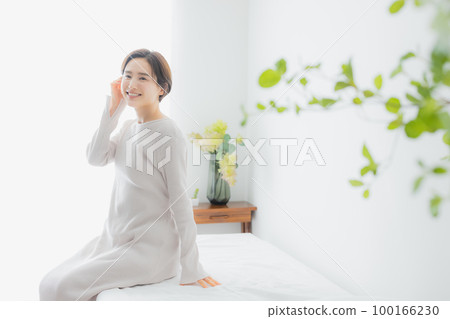 The woman in the bedroom　 100166230
