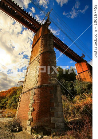 Autumn sky and beautiful brick piers... Nagatoro "Arakawa Bridge" in autumn leaves 100167458