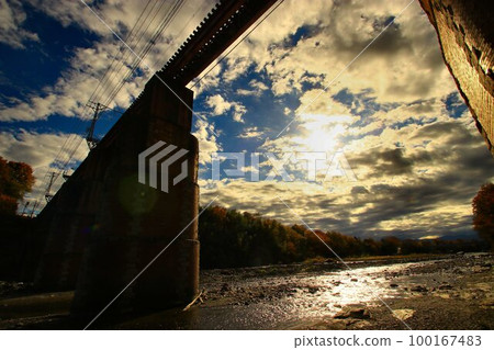 Autumn sky and beautiful brick piers... Nagatoro "Arakawa Bridge" in autumn leaves 100167483