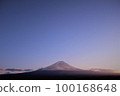 View from Fujikawaguchiko Town, Mt. Fuji dyed in the setting sun and the sky approaching dusk 100168648