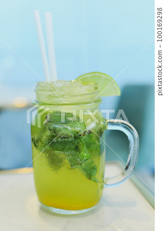 Mojito with a lime and mint in a glass mug 100169298