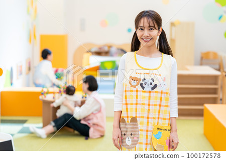 在托兒所工作的保育員 100172578